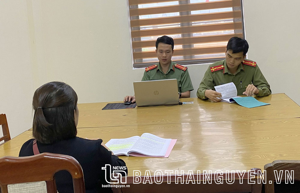 Cán bộ Đội An ninh Công an TP. Thái Nguyên làm việc với người đăng tải nội dung xúc phạm, bôi nhọ uy tín, hình ảnh người chiến sĩ Công an.