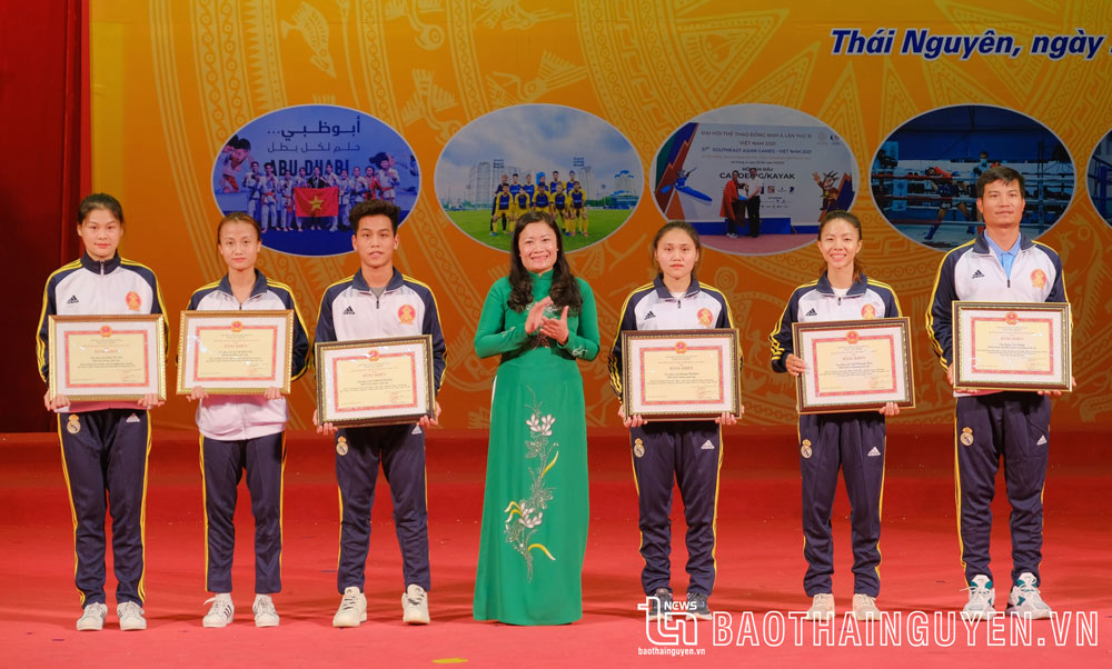 Đồng chí Phó Chủ tịch HĐND tỉnh trao Bằng khen của Bộ trưởng Bộ Văn hoá, Thể thao và Du lịch cho các huấn luyện viên, vận động viên.