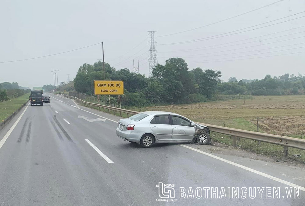 Xe tập lái đâm vào dải phân cách trên tuyến cao tốc Hà Nội - Thái Nguyên.