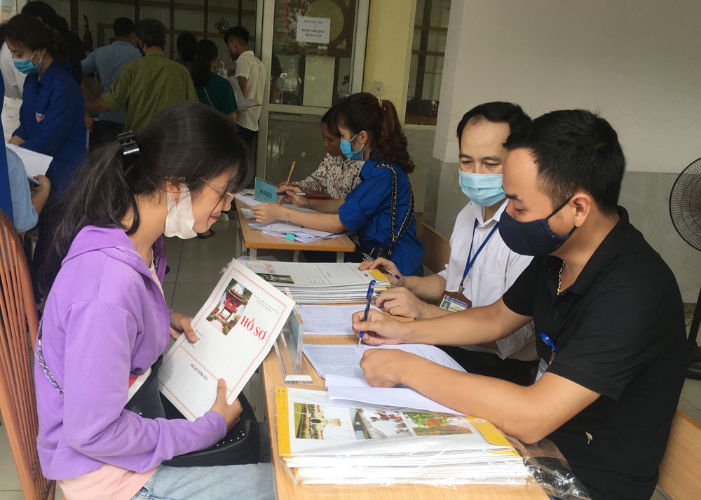 Tân sinh viên Trường Cao đẳng Y tế Thái Nguyên được tư vấn về việc tham gia BHYT.