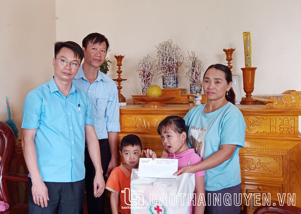 Đại diện Ban An toàn giao thông tỉnh tặng quà cho gia đình có 2 nạn nhân tử vong do tai nạn giao thông ở xã Vô Tranh (Phú Lương).