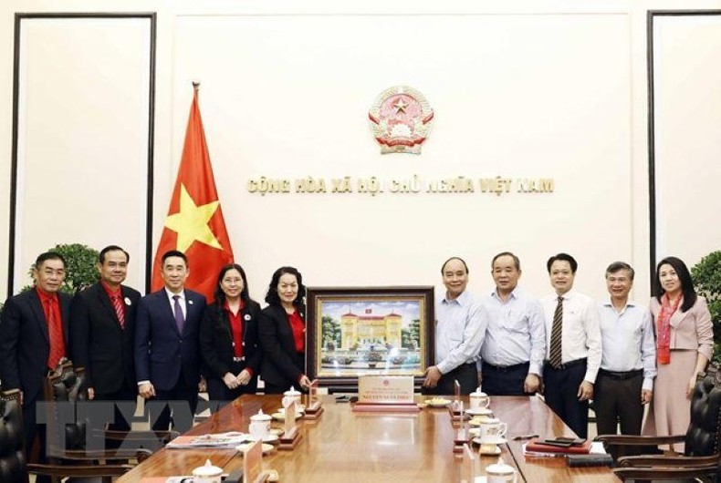 Chủ tịch nước Nguyễn Xuân Phúc tặng quà lưu niệm cho Hội Chữ thập Đỏ Việt Nam.