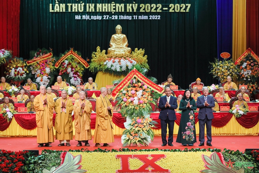 Chủ tịch nước Nguyễn Xuân Phúc tặng hoa chúc mừng Đại hội.