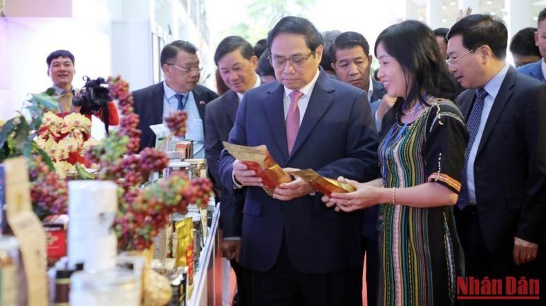 Thủ tướng Phạm Minh Chính và đại biểu tham quan không gian triển lãm nông sản vùng Tây Nguyên.