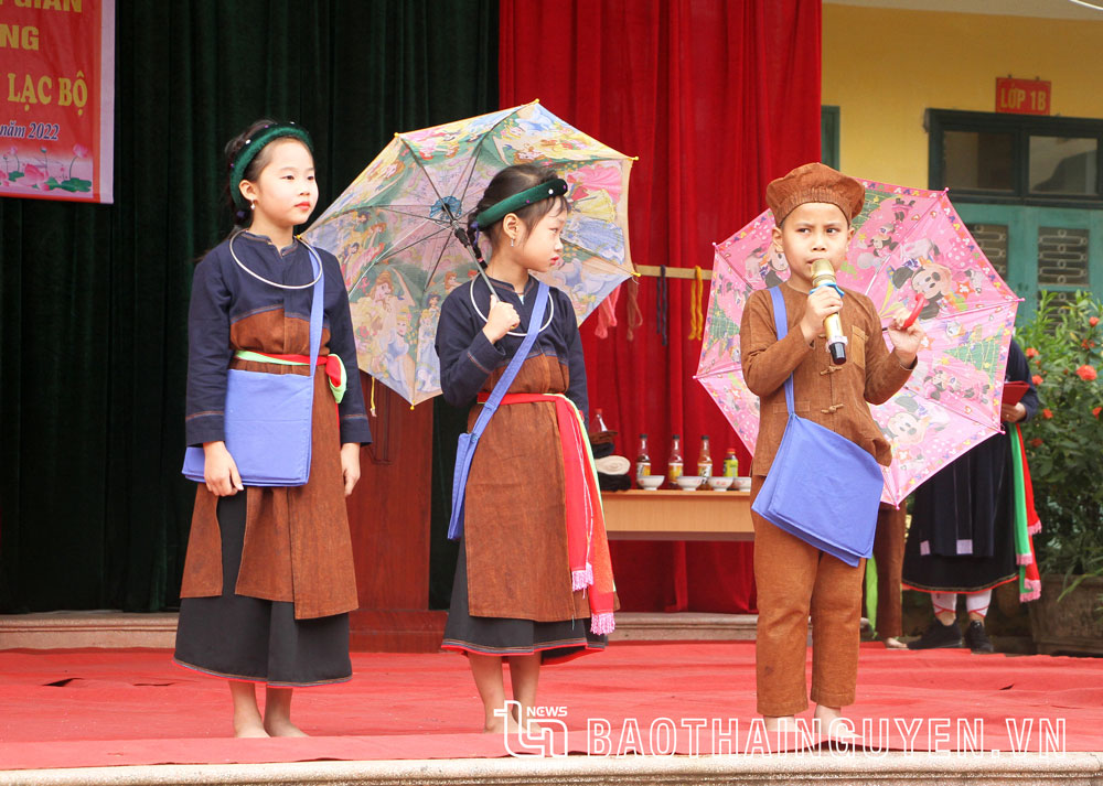Học sinh Trường Tiểu học Việt Ấn hát các làn điệu Sấng Cọ của dân tộc mình.