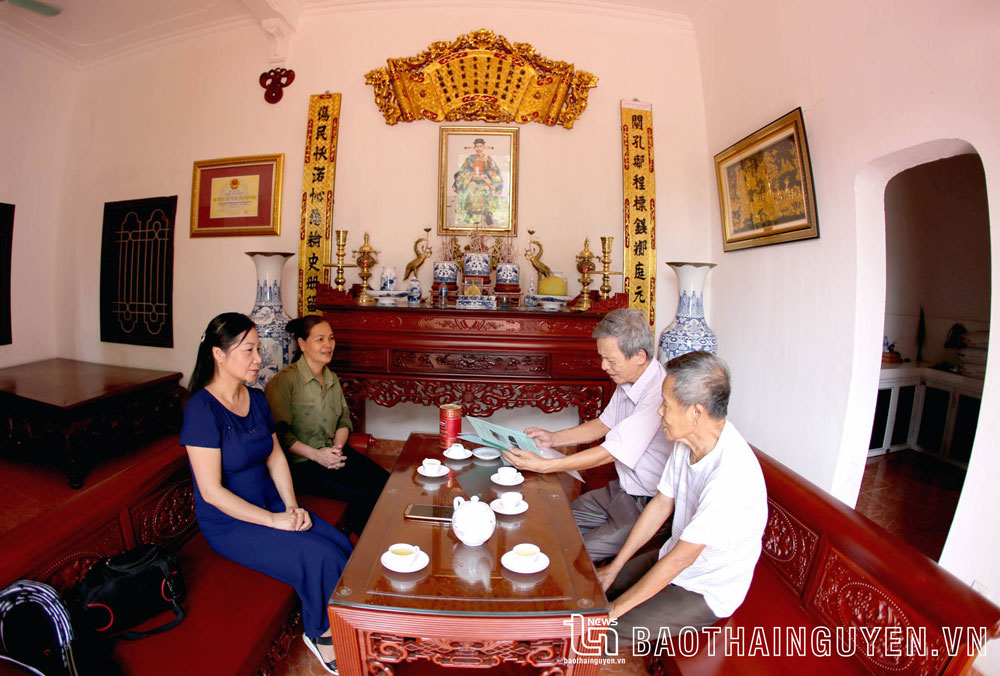 Tác giả (ngoài cùng bên trái) trao đổi với hậu duệ của cụ Nguyễn Đình Tuân.