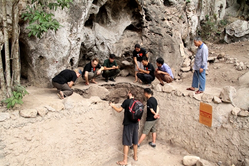 Các nhà khảo cổ học trong và ngoài nước khám phá hang Phiêng Tung, xã Thần Sa (Võ Nhai). Ảnh: T.L