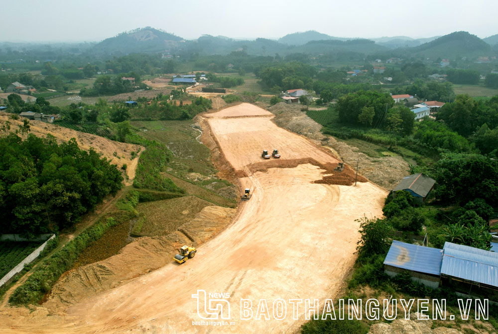 Mũi thi công tại xã Phúc Thuận (TP. Phổ Yên) do Tổng Công ty 319 Bộ Quốc phòng phụ trách hiện đạt trên 50% khối lượng đào đắp nền đường.