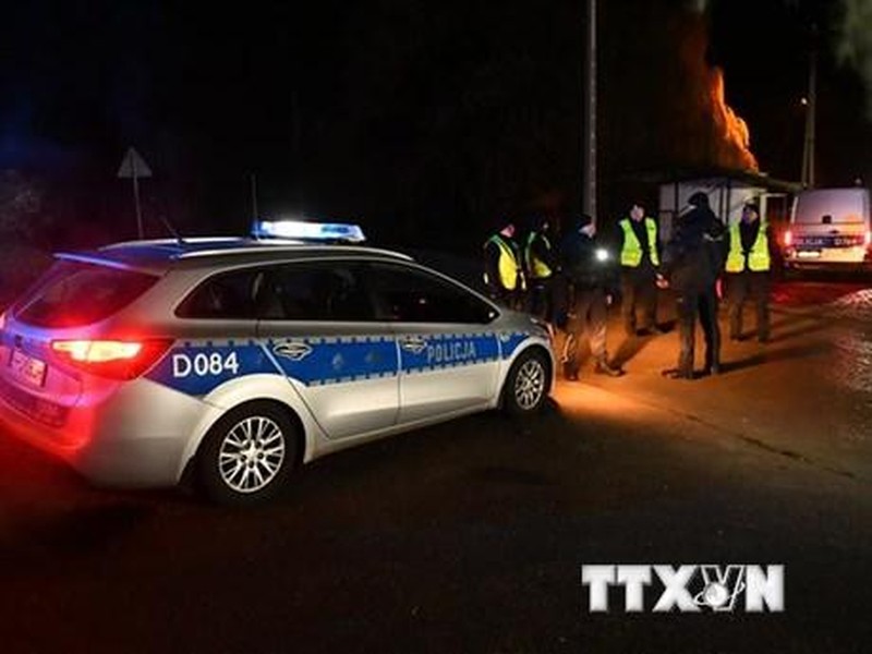 Lực lượng an ninh Ba Lan tuần tra ở làng Przewodow sau loạt vụ nổ, ngày 15/11/2022. (Ảnh: PAP/TTXVN)