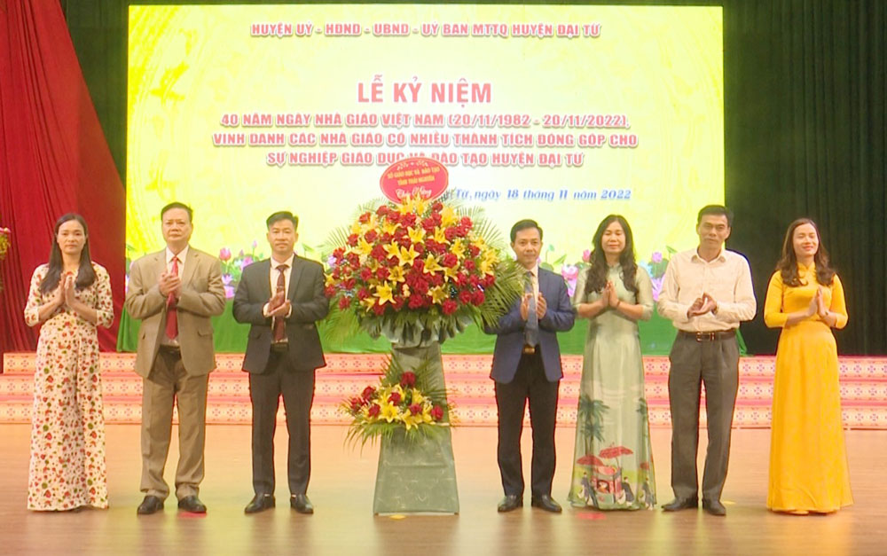 Đại diện Sở Giáo dục và Đào tạo tặng hoa chúc mừng các thầy, cô giáo công tác trên địa bàn huyện Đại Từ.