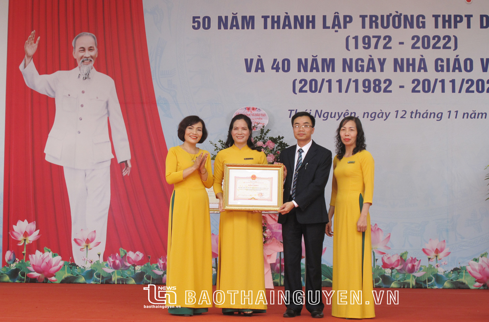 Thừa ủy quyền của Chủ tịch UBND tỉnh, lãnh đạo Sở GDĐT trao Bằng khen của UBND tỉnh cho lãnh đạo Trường THPT Dương Tự Minh.