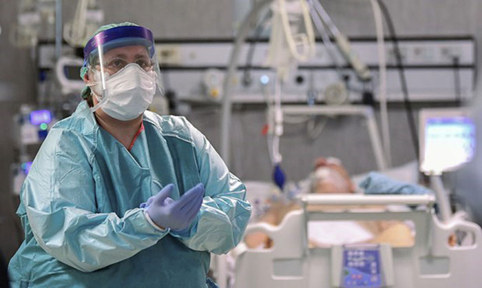 Nhân viên y tế điều trị cho bệnh nhân tại bệnh viện ở Italy. (Nguồn: Getty Images)