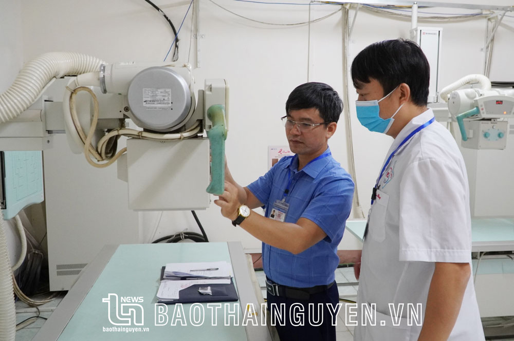 cán bộ kỹ thuật của Trung tâm phát triển Khoa học và Công nghệ kiểm định máy XQuang tổng hợp tại Trung tâm Y tế huyện Phú Lương.