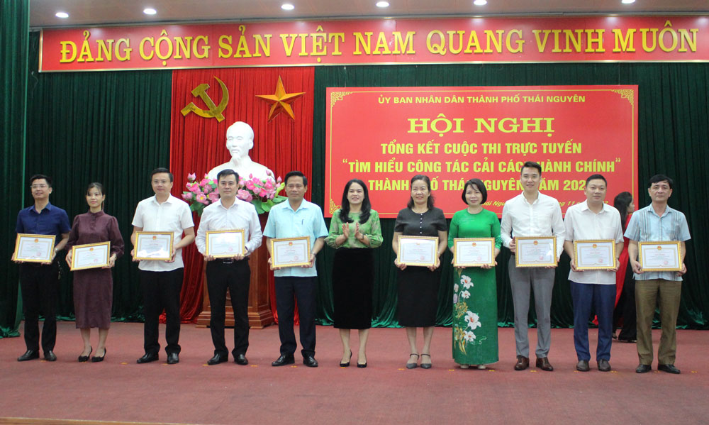 Lãnh đạo TP. Thái Nguyên tặng giấy khen cho các tập thể, cá nhân có thành tích tiêu biểu trong Cuộc thi.