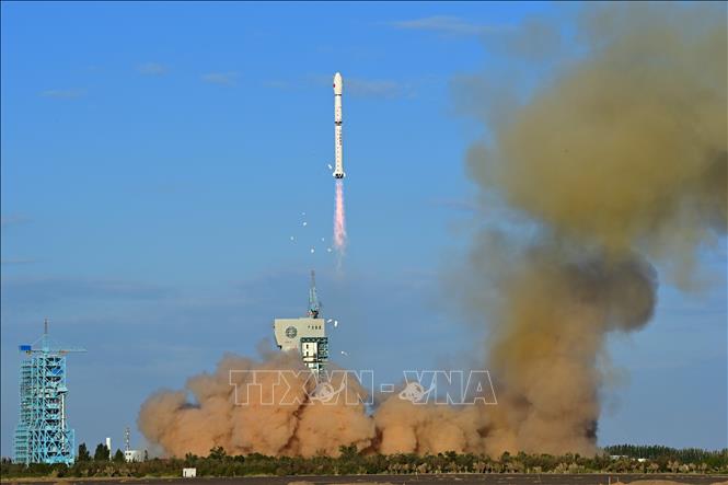 Tên lửa đẩy Trường Chinh-4C mang theo vệ tinh Yaogan-33 02 rời bệ phóng tại Trung tâm Phóng vệ tinh Tửu Tuyền, Tây Bắc Trung Quốc ngày 3/9/2022. Ảnh: THX/TTXVN