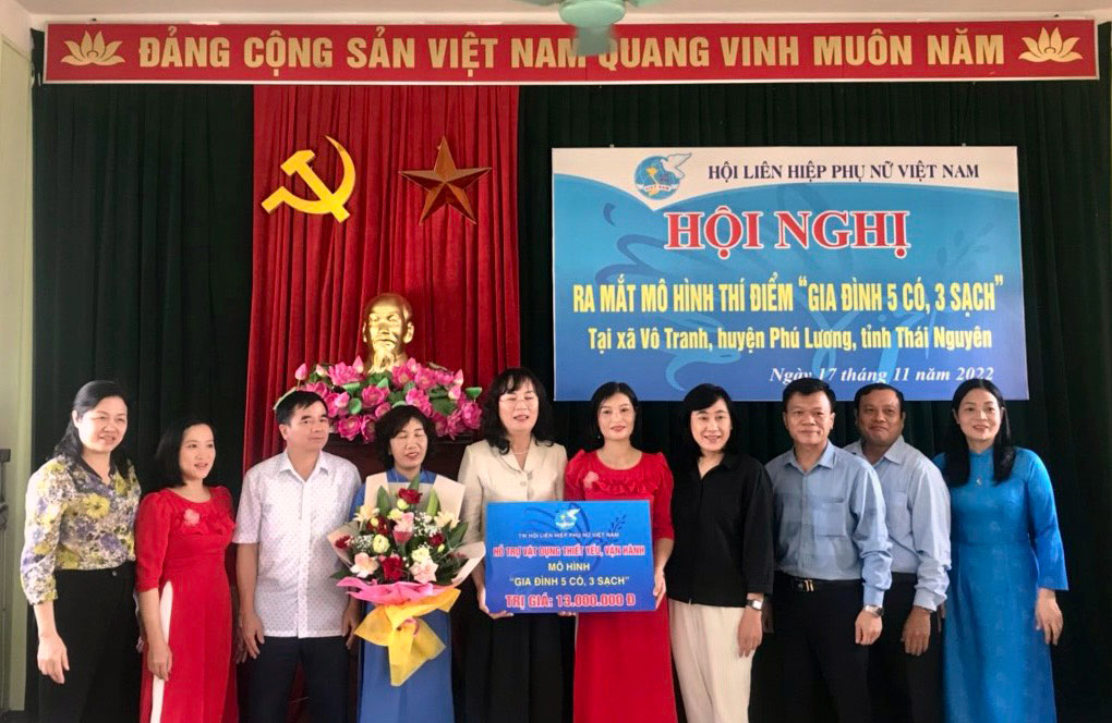 Đại diện Trung ương Hội LHPN Việt Nam trao hỗ trợ vật dụng thiết yếu và vận hành mô hình “5 có, 3 sạch” cho đơn vị triển khai.