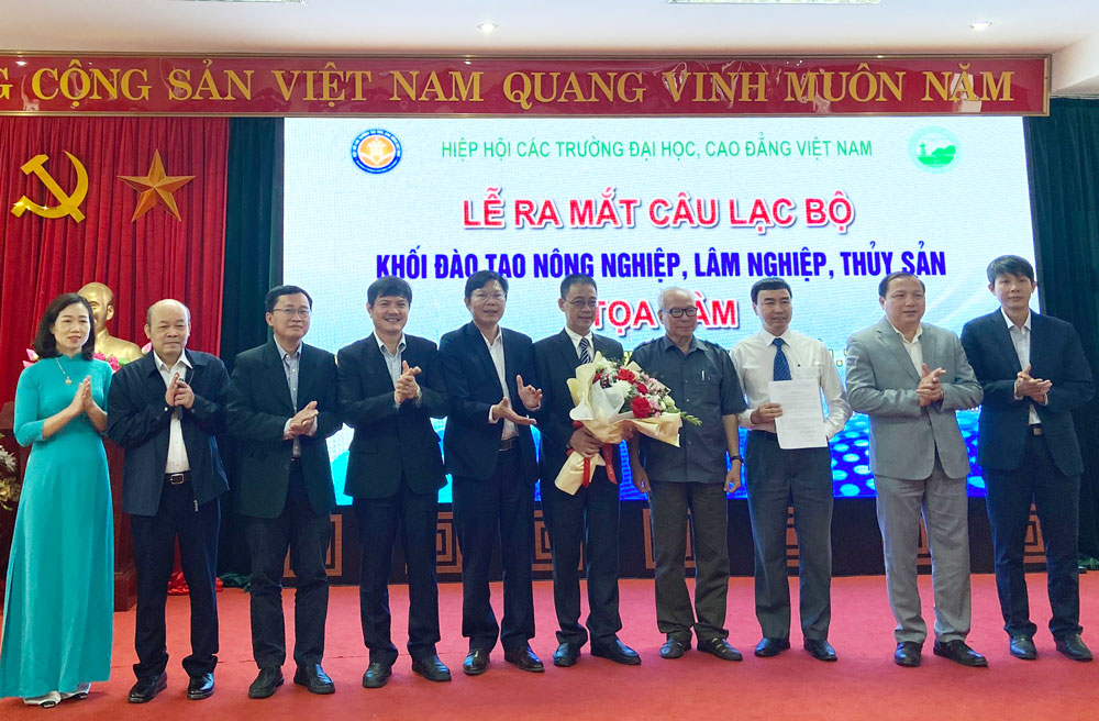 Lãnh đạo Hiệp hội các trường đại học, cao đẳng Việt Nam tặng hoa, chúc mừng Ban chủ nhiệm CLB khối đào tạo Nông nghiệp, Lâm nghiệp và Thủy sản.