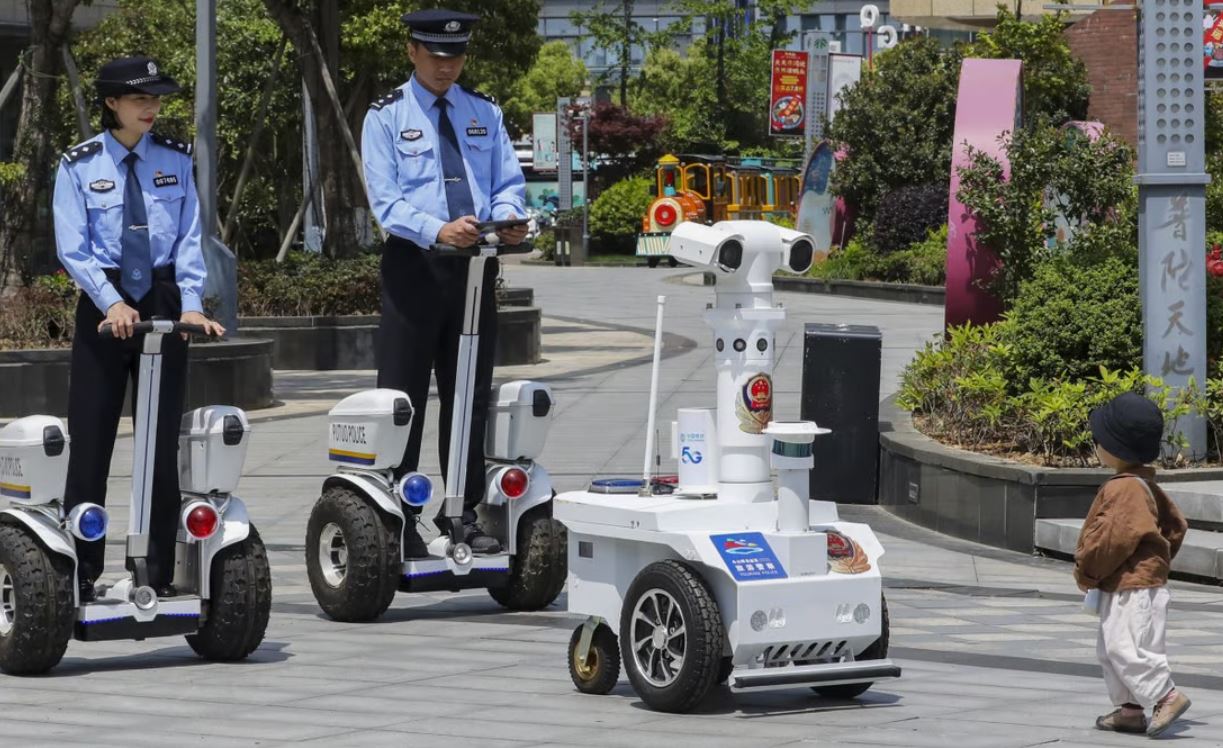 Nghiên cứu mới ở Trung Quốc cho thấy robot tuần tra là một phần quan trọng trong công cuộc cải cách hiệu quả của lực lượng cảnh sát nước này. Ảnh: Getty Images