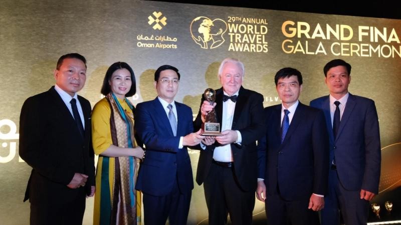 Đại diện tỉnh Vĩnh Phúc nhận giải thưởng World Travel Awards. (Nguồn: baovinhphuc.vn)