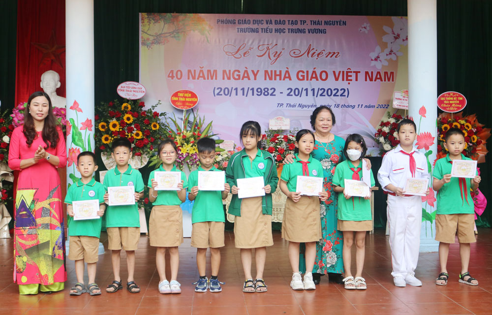 Đại diện Ban Giám hiệu Nhà trường trao thưởng cho các em học sinh có thành tích xuất sắc trong chặng thi đua thứ nhất.