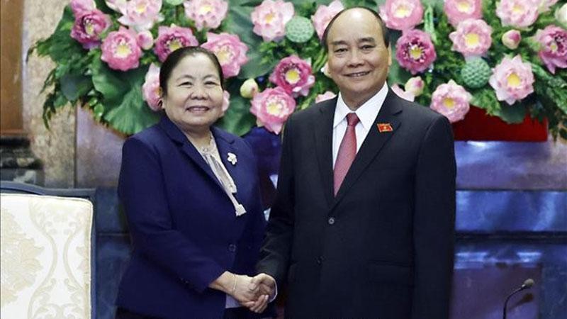 Chủ tịch nước Nguyễn Xuân Phúc tiếp Trưởng Ban Tổ chức Trung ương Đảng Nhân dân Cách mạng Lào Sisay Leudetmounsone. (Ảnh: Thống Nhất/TTXVN)