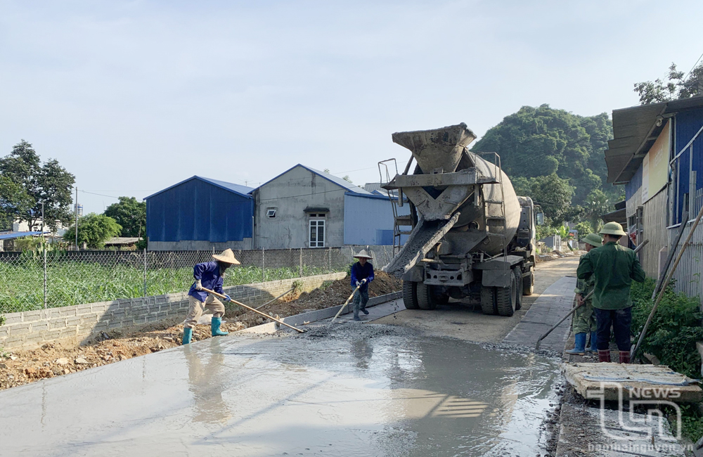 Đồng chí Trần Doãn Khánh, Trưởng Ban Tuyên giáo Huyện ủy Định Hóa: Việc thực hiện Đề án xây dựng huyện Định Hóa đạt chuẩn NTM đã nhận được sự đồng tình, hưởng ứng của đông đảo cán bộ, người dân trên địa bàn. Mọi người đều rất phấn khởi trước những kết quả đã đạt được. Dù vậy, nhiều người vẫn mong muốn bên cạnh sự nỗ lực của địa phương thì các cấp, ngành tiếp tục quan tâm, ưu tiên bố trí nguồn lực hỗ trợ huyện nâng cao hơn nữa chất lượng các tiêu chí, để NTM thực sự giúp cuộc sống của người dân đổi mới. (