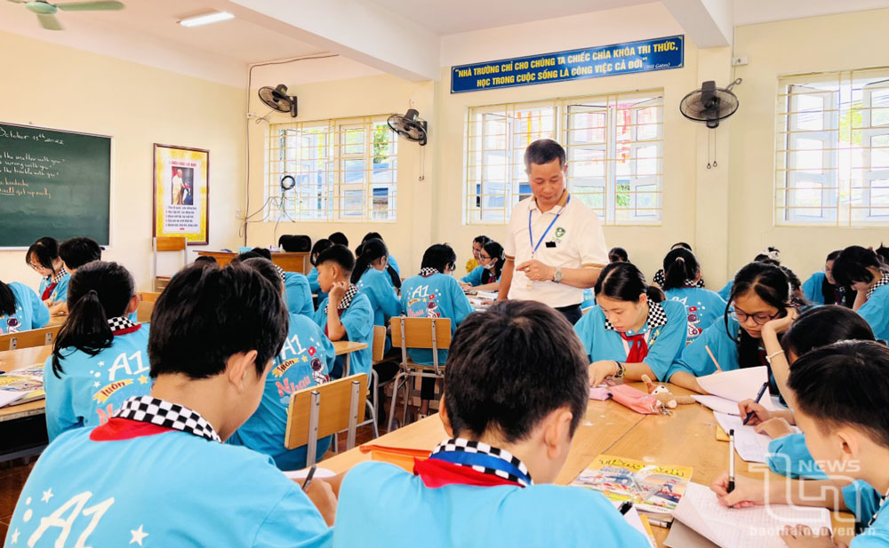 Thầy giáo – Nhà giáo Ưu tú Trịnh Đức Thảo và học sinh tại một buổi sinh hoạt chuyên đề tiếng Anh.