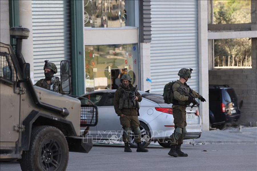 Binh sĩ Israel gác tại khu vực phía Tây Nablus ở khu Bờ Tây ngày 12/3/2023. Ảnh: AFP/ TTXVN