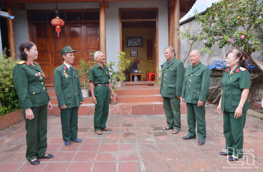 Hội viên Hội truyền thống Trường Sơn đường Hồ Chí Minh huyện Đại Từ thường xuyên thăm hỏi, động viên nhau.