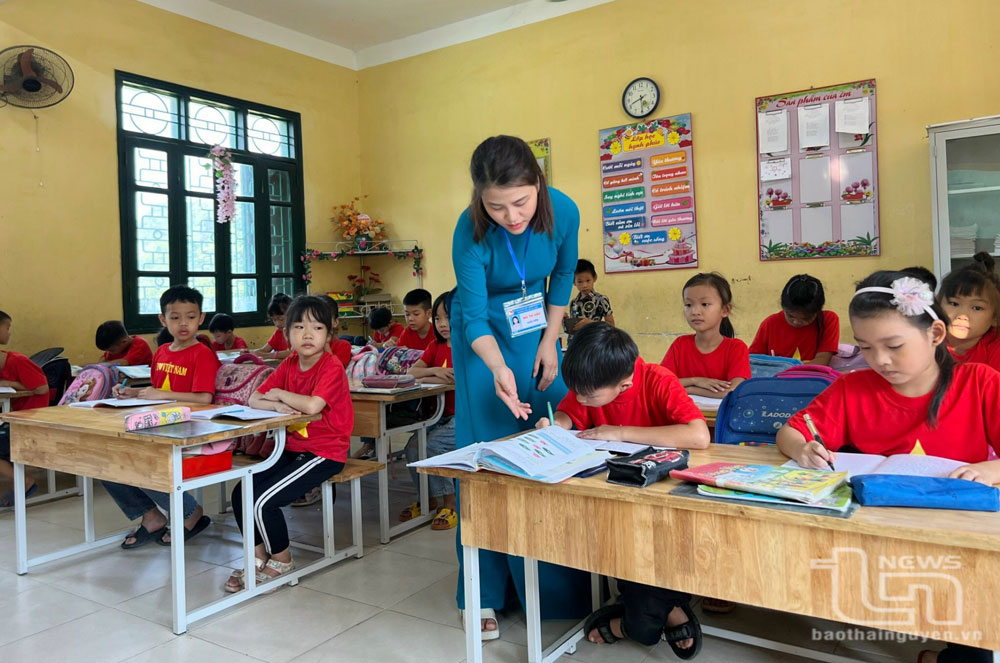 Cô giáo Trường Tiểu học Sa Lung (xã Tân Long, Đồng Hỷ) luôn ân cần với học trò.