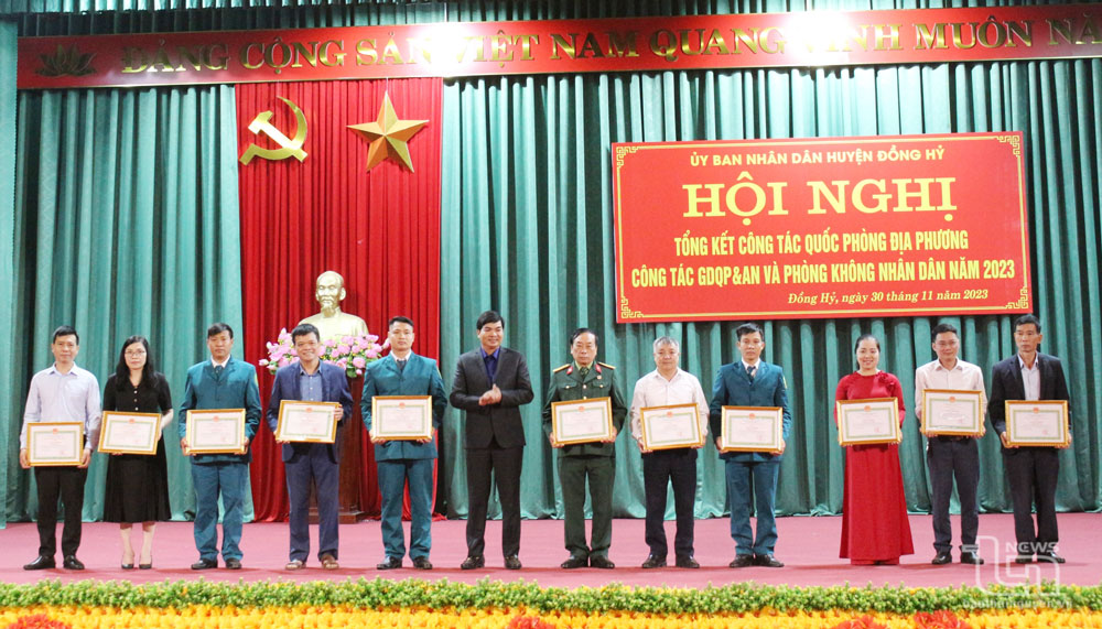 UBND huyện Đồng Hỷ khen thưởng các tập thể, cá nhân có thành tích xuất sắc trong công tác quốc phòng địa phương 2023.