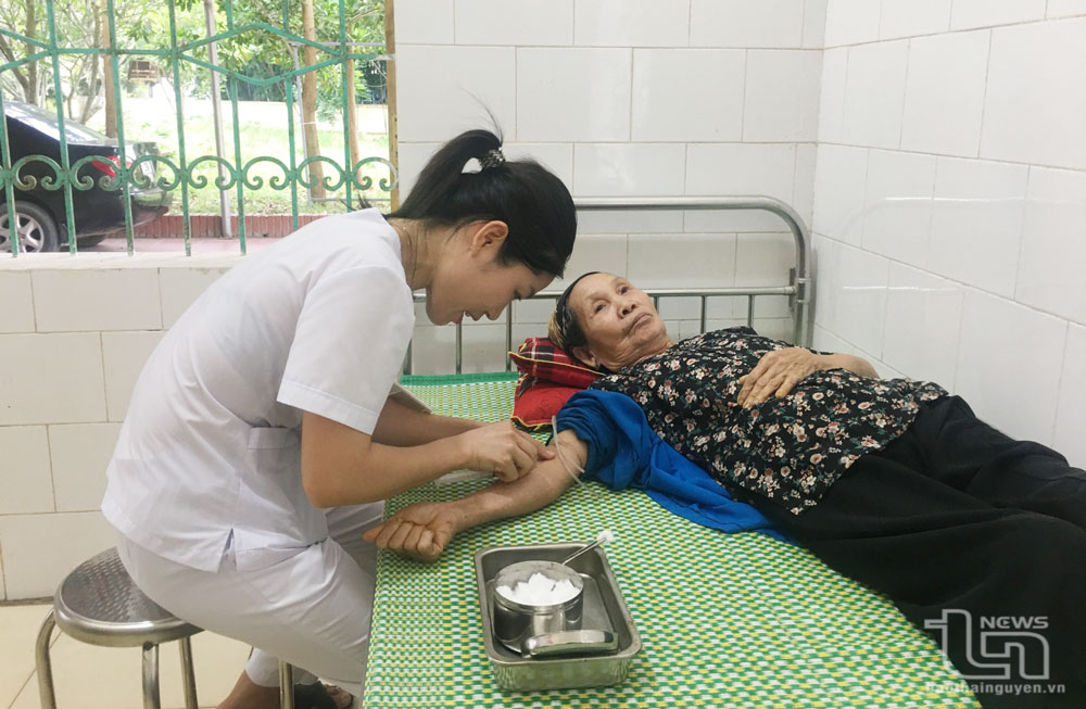 Cán bộ Trạm Y tế Thanh Định (Định Hóa) điều trị cho người bệnh.