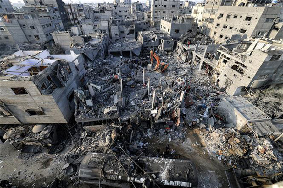 Cảnh đổ nát sau các vụ oanh tạc của Israel xuống thị trấn Khan Yunis, phía Nam Dải Gaza ngày 25/10/2023. Ảnh: AFP/TTXVN