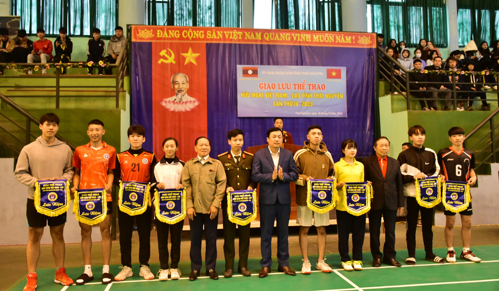 Ban Tổ chức trao Cờ lưu niệm cho đại diện các đơn vị tham gia Giải.