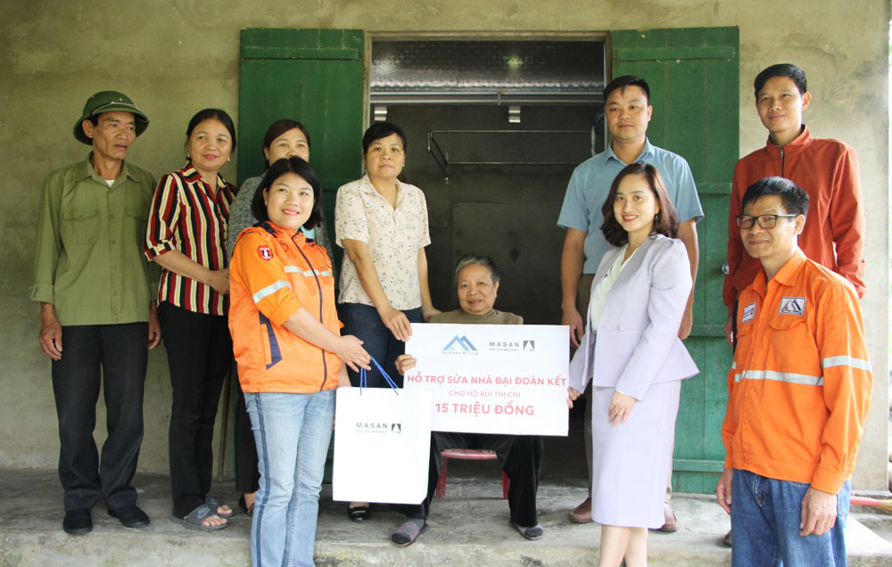 Công ty Núi Pháo hỗ trợ kinh phí sửa chữa nhà cho gia đình bà Bùi Thị Chi, xóm 9, xã Tân Linh.