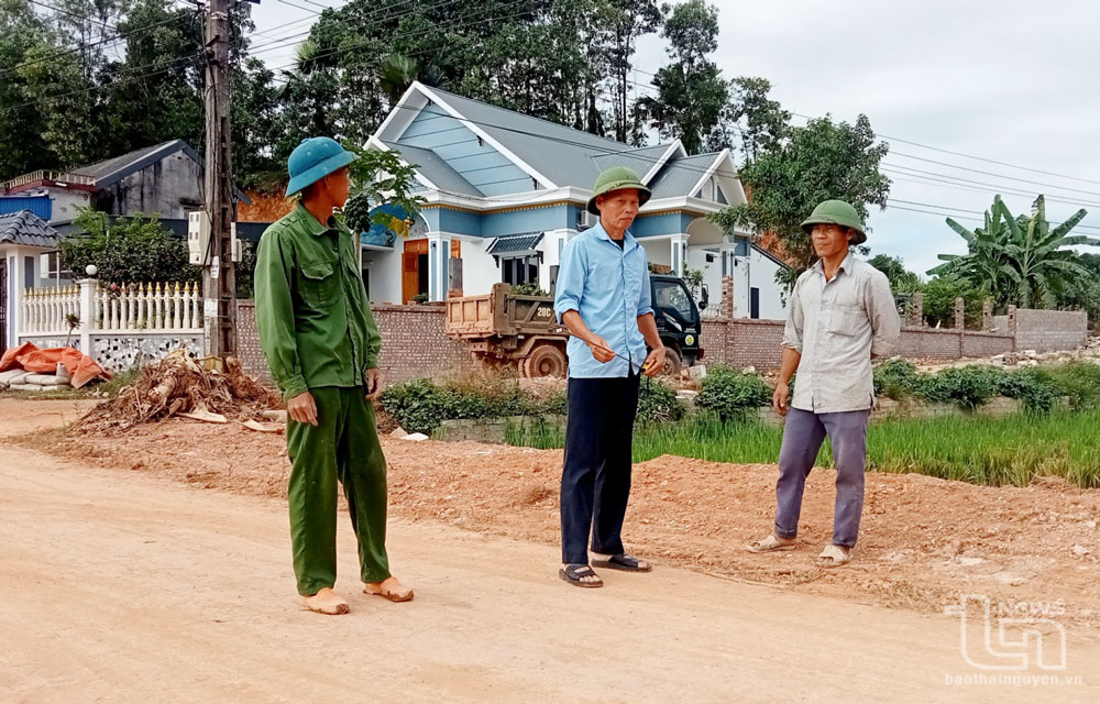 Ông Lã Văn Lịch (đứng giữa) cùng nhân dân giám sát thi công mở rộng tuyến đường xóm.
