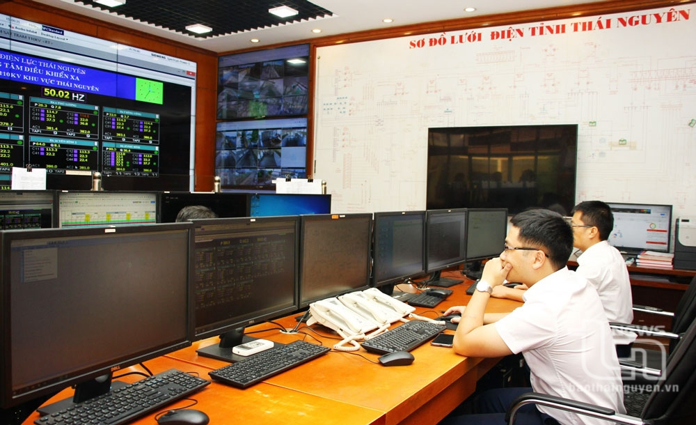 
Cán bộ Phòng Điều độ (Công ty Điện lực Thái Nguyên) sử dụng phần mềm Scada để phân tích thông số vận hành lưới điện.