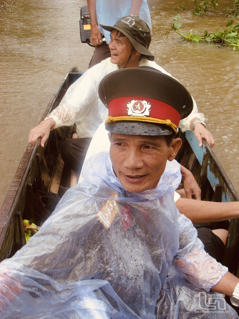Đại tá Đỗ Hà Thái cùng Đoàn làm phim Hành trình theo Nhật ký Vũ Xuân năm 2006.
