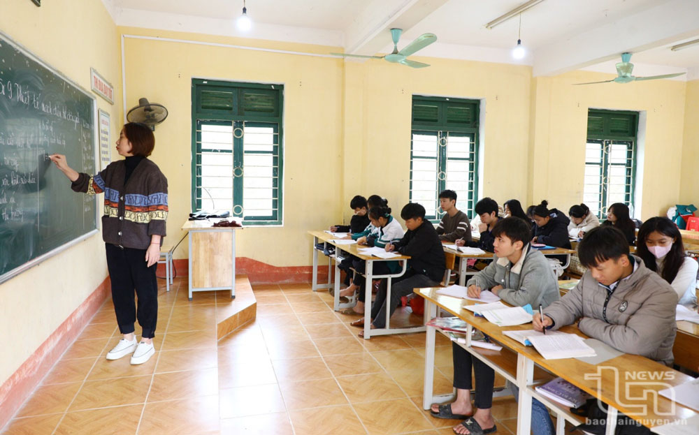 Giáo viên Trường THPT Trần Phú (Võ Nhai) miệt mài mang kiến thức đến với học sinh vùng khó. Trong ảnh: Giờ Vật Lý của cô và trò lớp 12 A1.