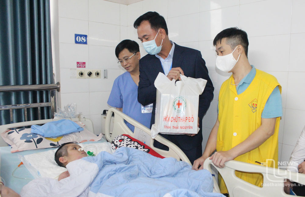 Đại diện Ban An toàn giao thông tỉnh thăm, tặng quà nạn nhân tai nạn giao thông đang điều trị tại Bệnh viện Trung ương Thái Nguyên.