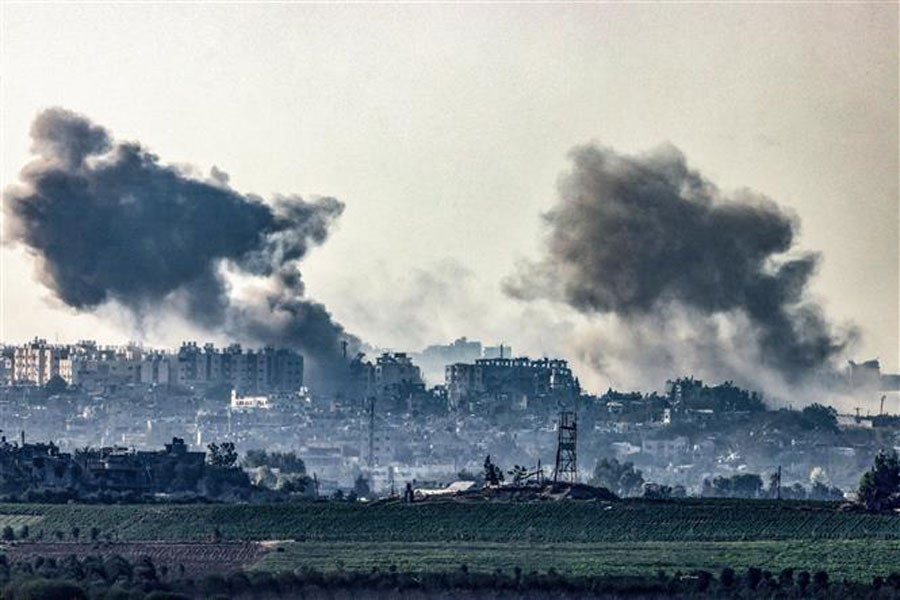 Khói bốc lên sau các vụ oanh tạc của Israel xuống Dải Gaza, ngày 25/10/2023. Ảnh: AFP/TTXVN