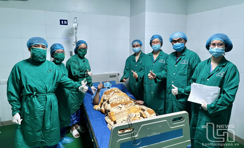 Các bác sĩ, điều dưỡng Bệnh viện Trung ương Thái Nguyên thực hiện ca truyền tế bào gốc vào cơ thể người bệnh lần đầu tiên ngày 27-9 vừa qua.