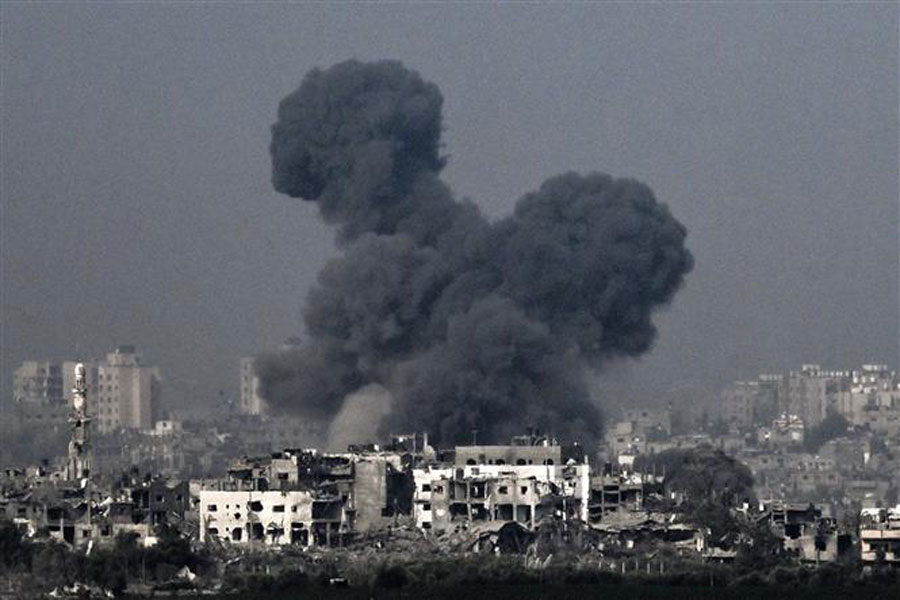Khói bốc lên từ các tòa nhà sau vụ oanh kích của quân đội Israel xuống phía Bắc Dải Gaza ngày 28/10/2023. Ảnh: AFP/TTXVN
