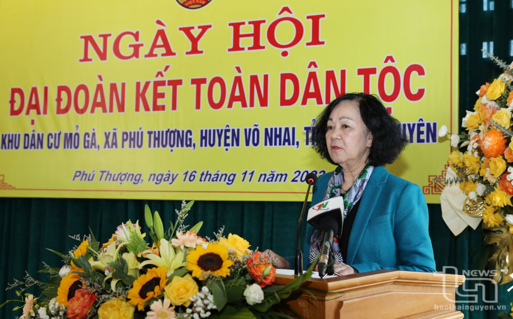 Đồng chí Trương Thị Mai phát biểu chúc mừng, động viên nhân dân xóm Mỏ Gà.