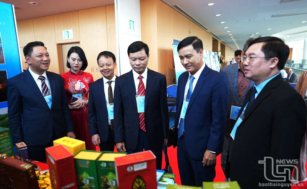 Các đại biểu thăm gian trưng bày của tỉnh Thái Nguyên tại Trung tâm Hội nghị quốc tế Fukuoka, Nhật Bản.