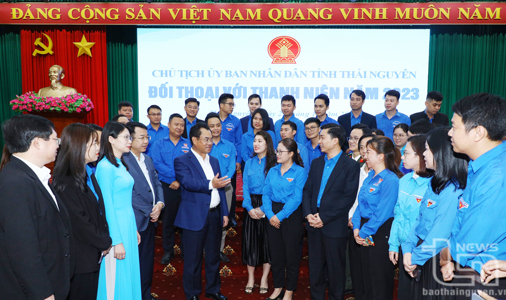 Đồng chí Chủ tịch UBND tỉnh cùng các đại biểu trò chuyện với đoàn viên, thanh niên bên lề Hội nghị.