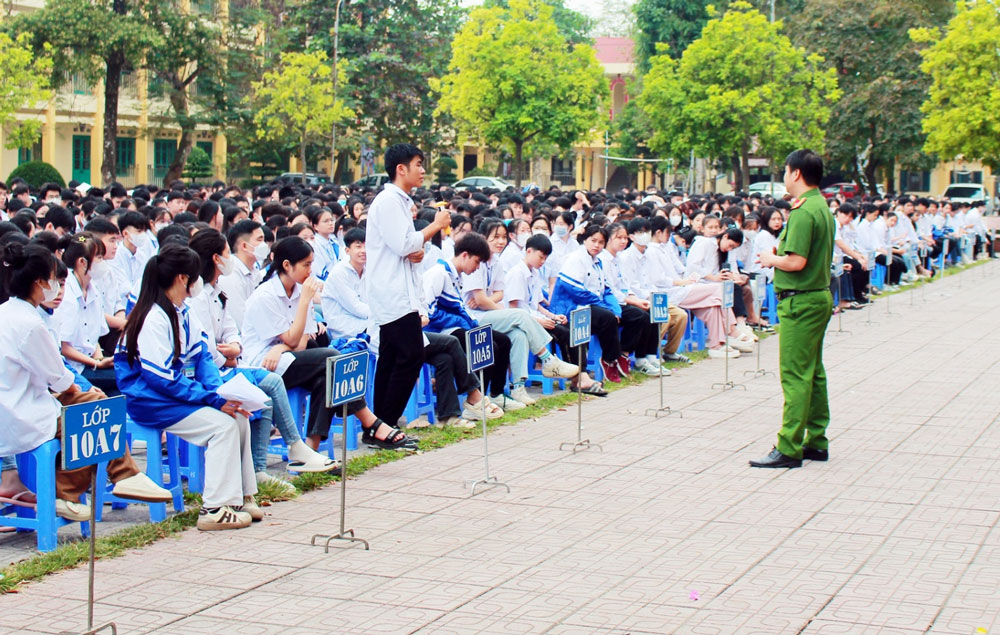 
Hàng năm, Trường THPT Khánh Hòa thường xuyên phối hợp với các cấp, ngành chức năng tuyên truyền các quy định của pháp luật về phòng chống ma túy, cháy nổ và tác hại của thuốc lá... đến toàn thể học sinh, giáo viên.