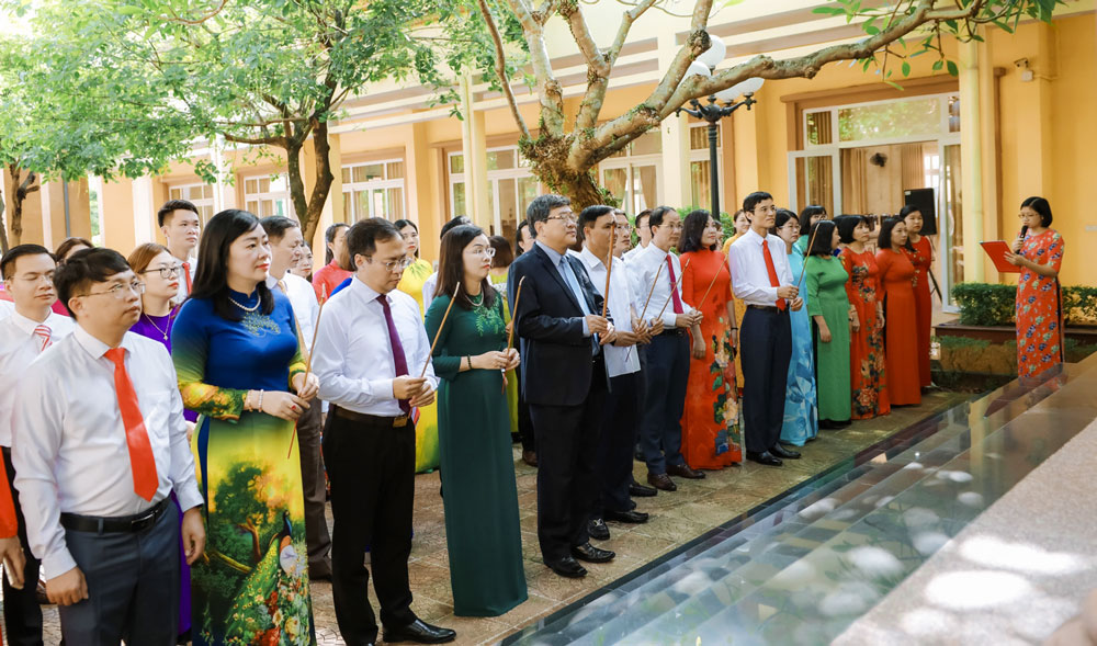 Lãnh đạo Học viện Chính trị Quốc gia Hồ Chí Minh và các đại biểu, cán bộ, giảng viên Trường Chính trị tỉnh dâng hương tại Khu tưởng niệm Chủ tịch Hồ Chí Minh trong khuôn viên Nhà trường.