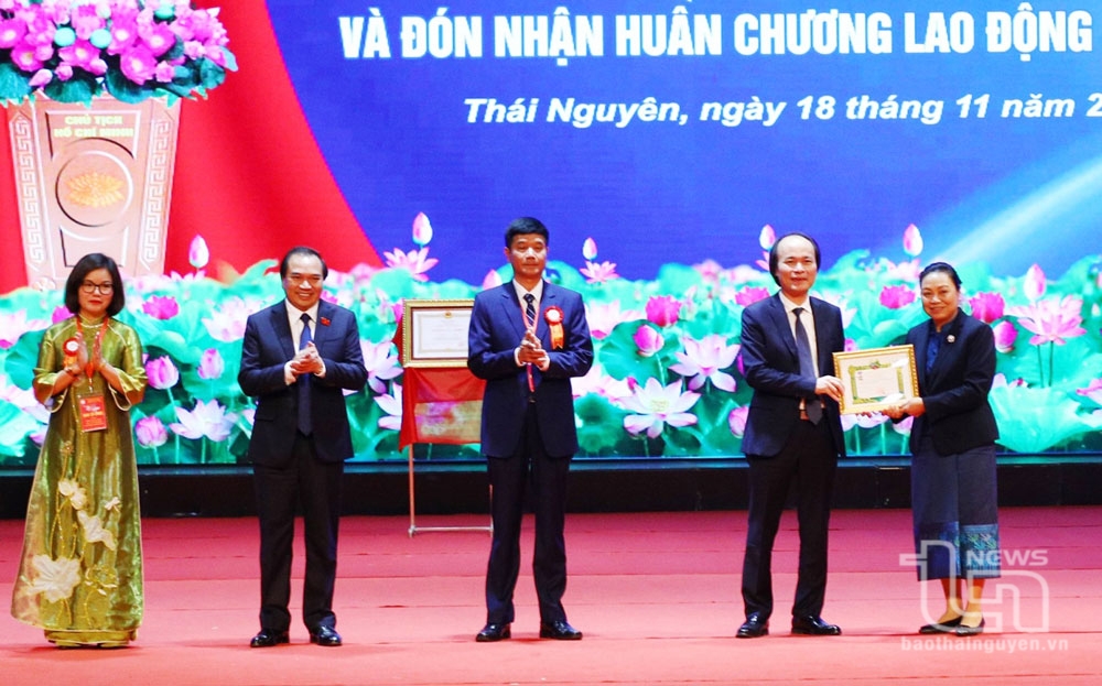 Thừa ủy quyền của Thủ tướng Chính phủ nước CHDCND Lào, đại diện Đại sứ quán Lào tại Việt Nam trao Huân chương Hữu nghị Việt - Lào tặng tập thể Trường Đại học Y - Dược Thái Nguyên vì có thành tích trong phát triển nguồn nhân lực y - dược cho nước bạn Lào.