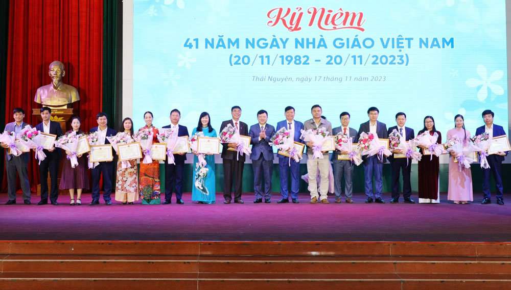 
PGS.TS Hoàng Văn Hùng, Giám đốc Đại học Thái Nguyên trao Bằng khen của Bộ Giáo dục và Đào tạo cho 9 tập thể có thành tích xuất sắc trong công tác 2 năm 2022-2023.